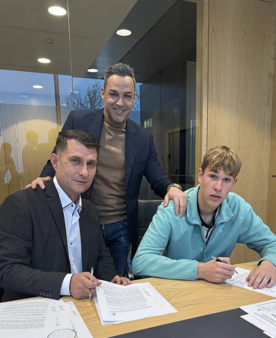 عکس/ لحظه امضای قرارداد دروازه بان اوکراینی با رئال مادرید