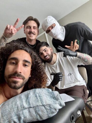 عکس؛ کوکوریا لحظاتی پیش از خالکوبی صورت دلافوئنته روی بدنش!