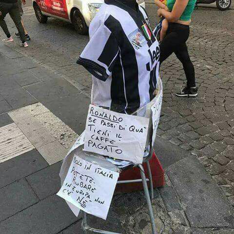 رونالدو به یک کافه در ناپل دعوت شد!